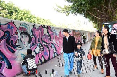 泉州西湖长出一面涂鸦墙 五彩缤纷踏春市民别错过-闽南网